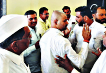 वैजापूरला खरेदी-विक्री संघाच्या बैठकीत राडा! मिंधे-भाजपच्या सदस्यांनी एकमेकांना ढकलले, व्यवस्थापकाची गचांडी पकडली