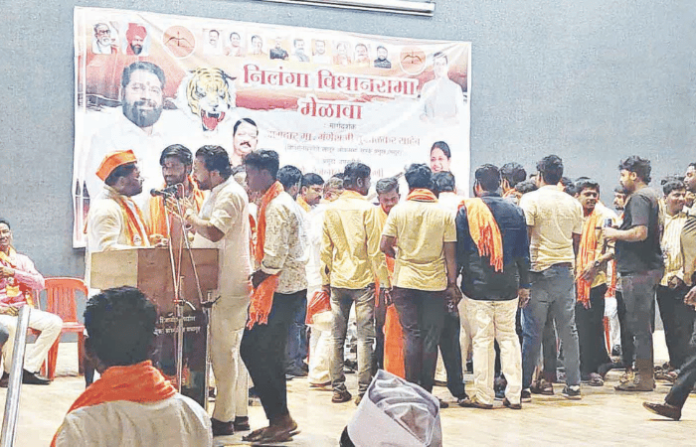 chaos-in-shinde-group-gathering-at-nilanga-internal-conflict