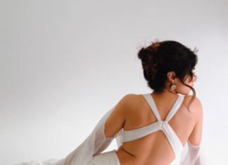 Photo – सफेद ड्रेसमध्ये प्रसिद्ध अभिनेत्रीच्या बोल्ड अदा…