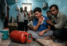 मोबाईलवरील गाणी बंद करण्याच्या वादातून गॅस सिलेंडरने हल्ला, तरुणाचा चेहरा फोडला; आरोपी फरार