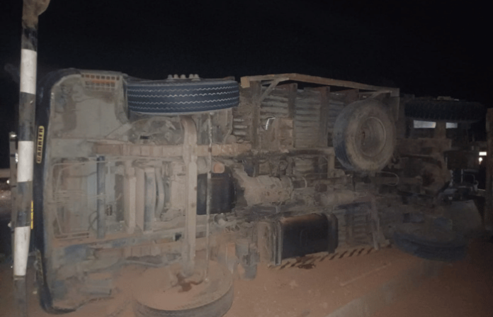 major-accident-at-ozarkhol-speeding-truck-loses-control-on-nashik-pune-highway