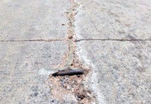 मुंबई-गोवा हायवेला लोकार्पणापूर्वीच भेगा; रस्त्यावर शिगा बाहेर आल्या, भेगा पडल्यामुळे भरधाव वाहनांना धोका mumbai goa highway damage cracks and exposed rods before opening