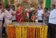 श्री विठ्ठलाचा तुळशीहार अन् वारकरी संप्रदायाची पवित्र वीणा भोंदू बाबाच्या गळ्यात, दीपक साळुंखे यांच्या कृतीने वारकऱ्यांत संताप