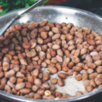 हे करून पहा, घरीच बनवा भट्टीसारखे खारे शेंगदाणे