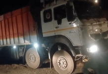 मुंबई-गोवा राष्ट्रीय महामार्ग ठरतोय ‘डेथ ट्रॅप’; ठेकेदाराच्या हलगर्जीपणामुळे अवजड वाहन हवेत लटकले