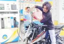 ट्रेंड – बाईकला पेट्रोलने घातली अंघोळ