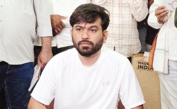 आमदार खरेदीसाठी 50 खोके आहेत, मग आत्महत्याग्रस्त विद्यार्थ्यांच्या कुटुंबांना 1-1 कोटी का देत नाही? अभिजीत दीपके यांचा सरकारला सवाल
