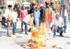 गद्दार खासदार नागेश पाटील आष्टीकर मुर्दाबाद…, नांदेडमध्ये प्रतिकात्मक पुतळा जाळत शिवसैनिकांकडून निषेध