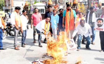 गद्दार खासदार नागेश पाटील आष्टीकर मुर्दाबाद…, नांदेडमध्ये प्रतिकात्मक पुतळा जाळत शिवसैनिकांकडून निषेध