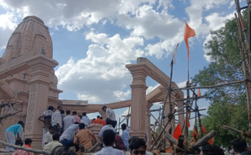Parbhani News – निर्माणाधीन हनुमान मंदिराचे छत कोसळले; ३० हून अधिक भाविक ढिगाऱ्याखाली दबले; काही जणांचा मृत्यू झाल्याची भिती parbhani-temple-roof-collapse-manwath-yashwadi-over-30-devotees-trapped-under-debris