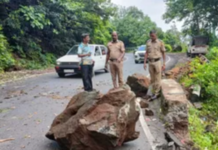 आंबोली घाटात मुख्य धबधब्याजवळ मोठी दुर्घटना टळली! भलेमोठे दगड रस्त्यावर कोसळले; संरक्षक कठडा फुटला