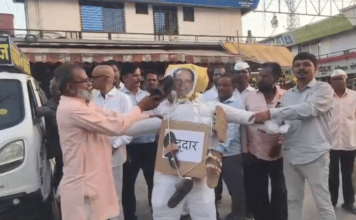 अकोल्यात शिवसैनिकांचा उद्रेक; गद्दार खासदार भाऊसाहेब वाघचौरेंच्या पुतळ्याला जोडे मारले, पायाखाली तुडवले
