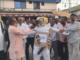 अकोल्यात शिवसैनिकांचा उद्रेक; गद्दार खासदार भाऊसाहेब वाघचौरेंच्या पुतळ्याला जोडे मारले, पायाखाली तुडवले