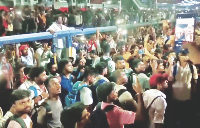 bihar-constable-exam-protest-stone-pelting-at-patliputra-station-trains-stopped-police-lathicharge bihar-constable-exam-protest-stone-pelting-at-patliputra-station-trains-stopped-police-lathicharge