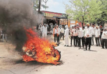 कर्जमुक्तीसाठी शेतकऱ्याने बाइक पेटवली!
