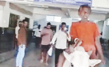 कर्जमाफीच्या मागणीसाठी आंदोलन, चंद्रपुरात कर्जबाजारी शेतकरी बैलावर बसून पोहचला तहसील कार्यालयात chandrapur-news-debt-ridden-farmer-rides-bull-to-tehsil-office-demanding-loan-waiver