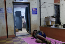 वीजपुरवठ्याच्या समस्येविरोधात महावितरण कार्यालयात ‘झोपून आंदोलन’, संतप्त नागरिकाचा अनोखा निषेध