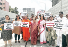 मृणालताई गोरे उड्डाणपुलाचा वाढीव खर्च, निकृष्ट कामाची चौकशी करा, शिवसेनेने झळकावले निषेधाचे फलक; आदित्य ठाकरे यांनी केला होता पर्दाफाश