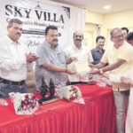 स्काय व्हिलाच्या रहिवाशांना पाच वर्षांनंतर दिलासा; शिवसेनेने मिळवून दिले शेअर सर्टिफिकेट goregaon-dindoshi-sky-villa-society-members-get-share-certificates-after-5-years-shivsena-mla-sunil-prabhu