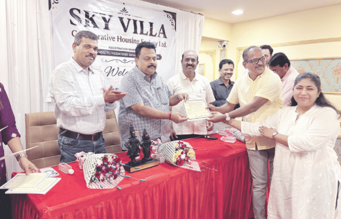 goregaon-dindoshi-sky-villa-society-members-get-share-certificates-after-5-years-shivsena-mla-sunil-prabhu