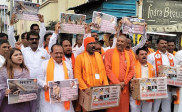 जालन्यात शिवसेना आक्रमक, ‘भीक मांगो’ आंदोलन करत गद्दार खासदारांना तुडवण्याचा दिला इशारा