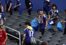 FIFA World Cup 2026 कौतुकास्पद! सामन्यानंतर जपानी चाहत्यांकडून स्टेडियमची स्वच्छता; चिमुकल्यांपासून मोठ्यांनी उचलला कचरा