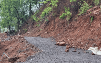 कशेडी घाटात महामार्गावर मातीचा ओसारा ; एकेरी वाहतूक सुरु