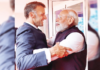मोदी फ्रान्समध्ये… मॅक्रॉन यांना मिठी