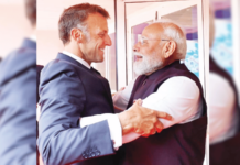 मोदी फ्रान्समध्ये… मॅक्रॉन यांना मिठी