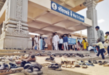शनिशिंगणापुरात महाद्वारासमोरील चपलांच्या ढिगाऱ्याने संताप, देवस्थानचा ढिसाळ कारभार