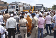 रिंगरोडबाधित शेतकऱ्यांचा मुंबई-आग्रा महामार्गावर चक्काजाम, पोलिसांकडून आंदोलकांची धरपकड