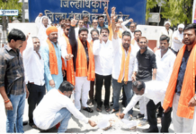 nanded-shivsena-ubt-burns-farmer-loan-waiver-gr-slams-govt-for-fake-promises