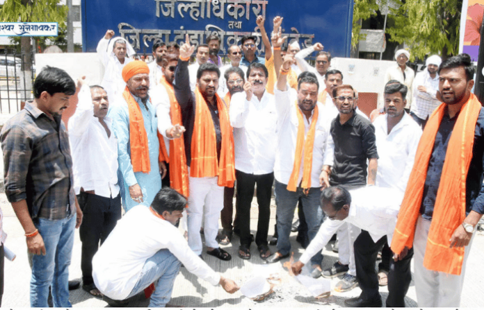 nanded-shivsena-ubt-burns-farmer-loan-waiver-gr-slams-govt-for-fake-promises nanded-shivsena-ubt-burns-farmer-loan-waiver-gr-slams-govt-for-fake-promises