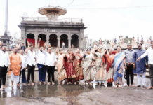 श्रीरामकुंडातील दुर्गंधीयुक्त गाळात उतरून शिवसेनेचे तीव्र आंदोलन, पवित्र गोदावरीची दुर्दशा करणाऱ्या महापालिकेचा निषेध