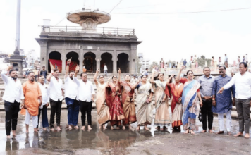 श्रीरामकुंडातील दुर्गंधीयुक्त गाळात उतरून शिवसेनेचे तीव्र आंदोलन, पवित्र गोदावरीची दुर्दशा करणाऱ्या महापालिकेचा निषेध