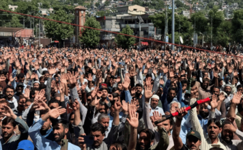 PoK मध्ये आंदोलन पेटले; शहबाज शरीफ, असीम मुनीर यांना ‘दहशतवादी’ म्हणत स्वातंत्र्याच्या घोषणा