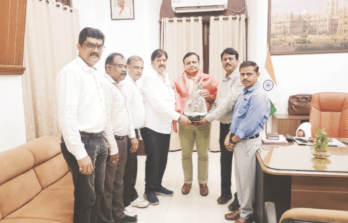 rail-kamgar-sena-felicitates-new-central-railway-pcpo-aditya-kumar