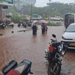 Ratnagiri News – दापोली शहरातील पोस्ट गल्ली पेडणेकर ज्वेलर्स समोरील रस्त्यावर गुडघाभर पाणी ; पादचाऱ्यांची होतेय कसरत