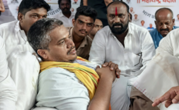 रोहित पवार यांची तब्येत खालावली; सलाईन लावण्यास नकार, उद्यापासून नामदेव पायरीजवळ आंदोलन