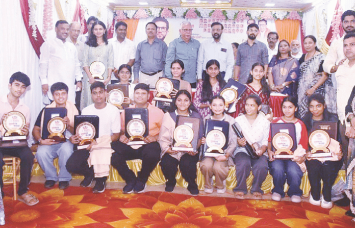shiv-sena-magathane-felicitates-369-meritorious-students-balasaheb-thackeray-birth-centenary shiv-sena-magathane-felicitates-369-meritorious-students-balasaheb-thackeray-birth-centenary