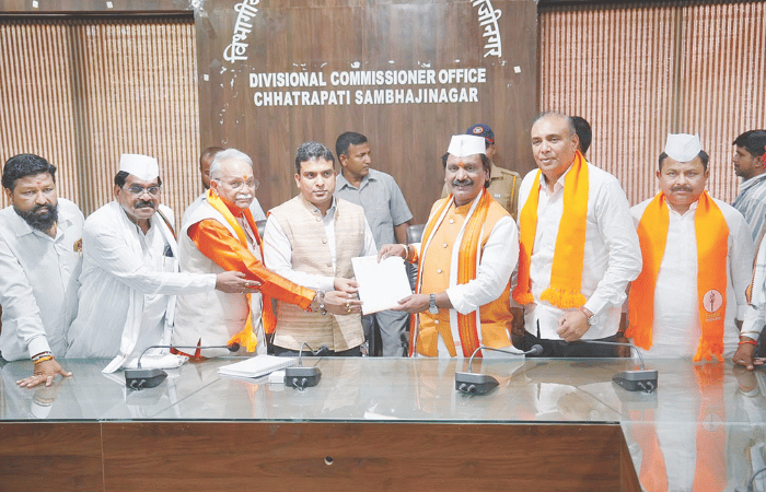 shiv-sena-ubt-launches-baliraja-garjana-tractor-rally-in-chhatrapati-sambhajinagar-for-farmer-loan-waiver (5)
