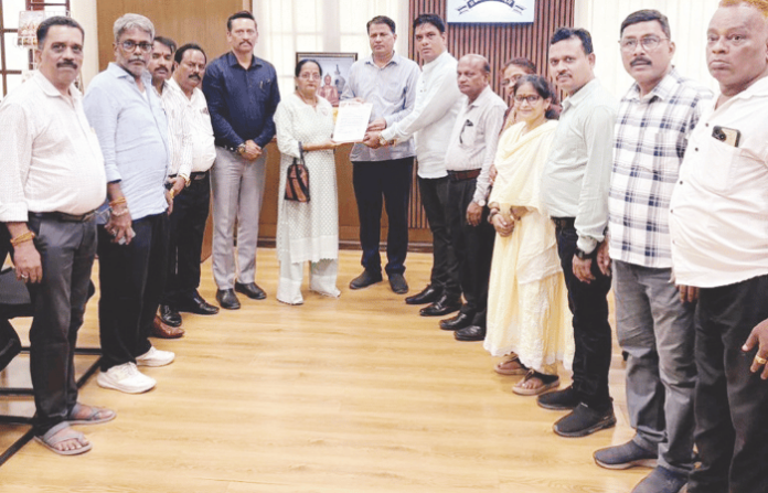 shivsena-ubt-protests-against-privatization-of-blood-banks-at-mumbai-bmc-hospitals-kem-nair shivsena-ubt-protests-against-privatization-of-blood-banks-at-mumbai-bmc-hospitals-kem-nair