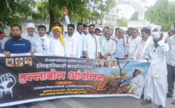 शेतकऱ्यांच्या १५ मागण्यांसाठी जिल्हाधिकारी कार्यालयासमोर ‘बोंबाबोंब’ आंदोलन yavatmal-farmers-launch-bombabomb-andolan-outside-collector-office-over-15-demands