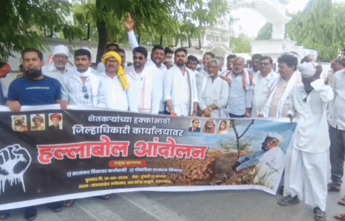 yavatmal-farmers-launch-bombabomb-andolan-outside-collector-office-over-15-demands yavatmal-farmers-launch-bombabomb-andolan-outside-collector-office-over-15-demands