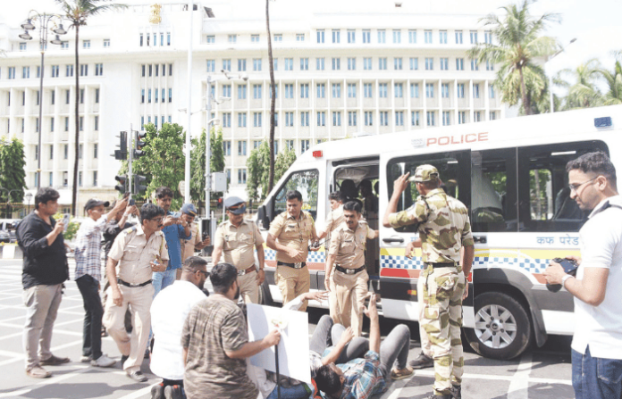youth-congress-protest-outside-education-minister-dada-bhuse-bungalow-over-tet-paper-leak