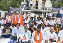 Nanded News – केंद्रीय शिक्षणमंत्री धर्मेंद्र प्रधान यांच्या राजीनाम्याची मागणी; महात्मा फुले पुतळ्यासमोर सर्वपक्षीय आंदोलन