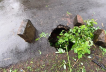 Ratnagiri News – रुखी गावाकडे जाणाऱ्या मार्गावर पडलेले भगदाड ग्रामस्थांनी श्रमदान करत बुजवले; वाहतूक सुरळीत सुरू