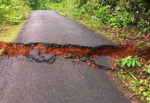 Ratnagiri News – मंडणगड-शेवरे दरम्यान रस्त्यावर मोठमोठ्या भेगा, सर्व प्रकारची वाहतूक ठप्प; विद्यार्थ्यांसह नागरिकांचे हाल