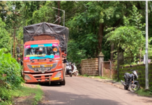Ratnagiri News – चर्चरोड येथे ट्रकचे चाक गटारात जाऊन अपघात, वाहतुकीला अडथळा