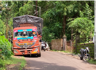 Ratnagiri News – चर्चरोड येथे ट्रकचे चाक गटारात जाऊन अपघात, वाहतुकीला अडथळा